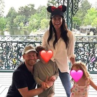 Archie juga berbusana minimalis memakai kaus abu-abu lengan panjang dan celana chino, begitu pula Lilibet yang tampil manis dengan gaun motif pita. Foto: Instagram/@meghan