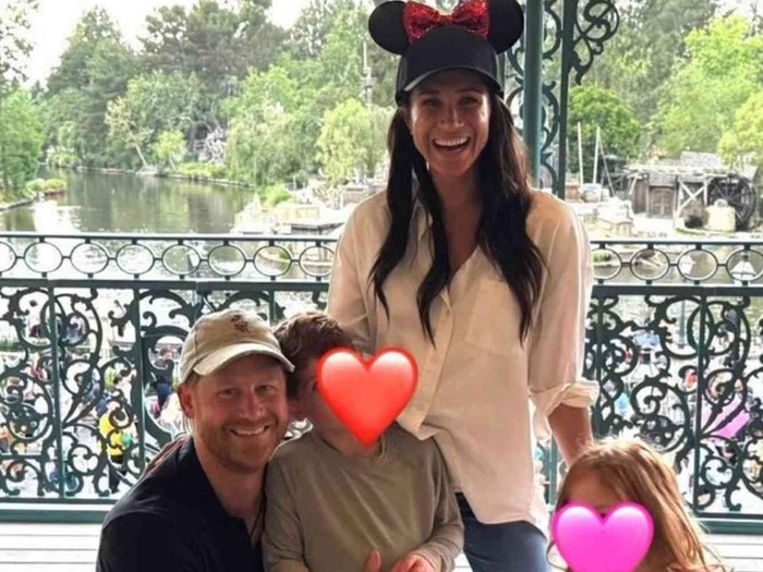 Pangeran Harry dan Meghan Markle di Disneyland.
