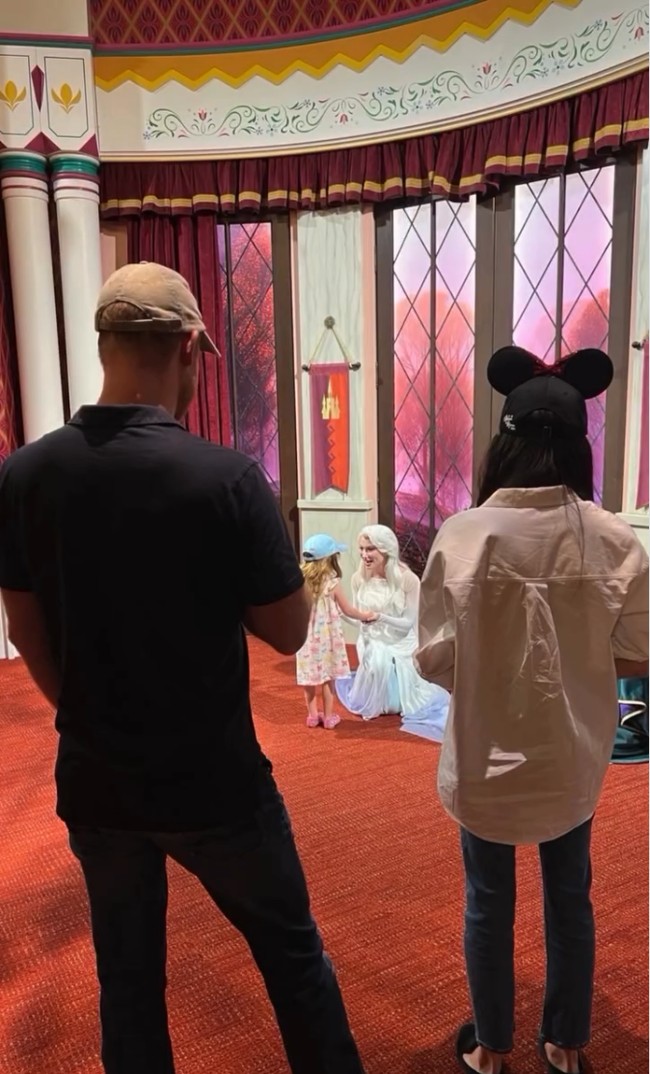 Lewat unggahan video di Instagram, Meghan membagikan momen mereka naik carousel, wahana air, gajah Dumbo the flying Elephant, hingga bertemu Disney Princess. Foto: Instagram/@meghan