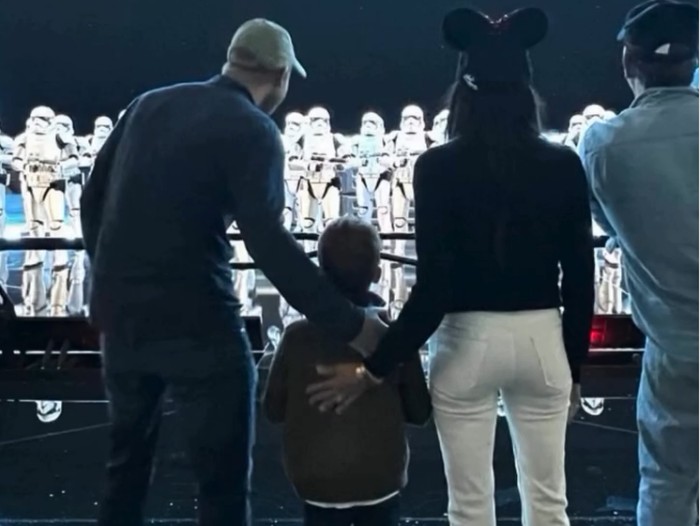 Pangeran Harry dan Meghan Markle di Disneyland.