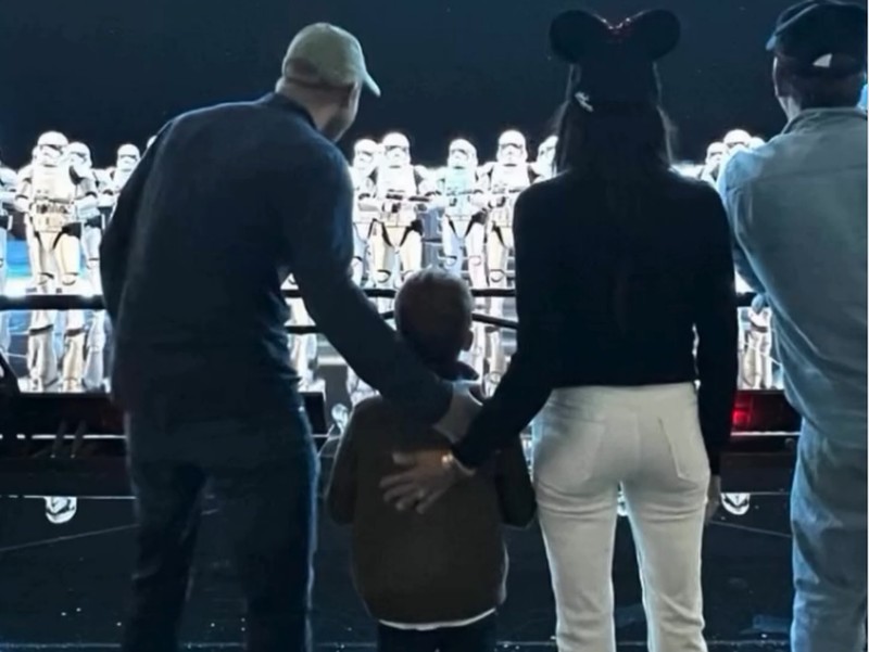 Pangeran Harry dan Meghan Markle di Disneyland.