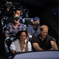 Tampil ‘merakyat’, keluarga kecil ini mengenakan busana casual agar nyaman berjalan-jalan seharia. Harry tampak mengenakan polo shirt hitam dan jeans, sementara Meghan tampil simple berbalut kemeja putih. Foto: Instagram/@meghan