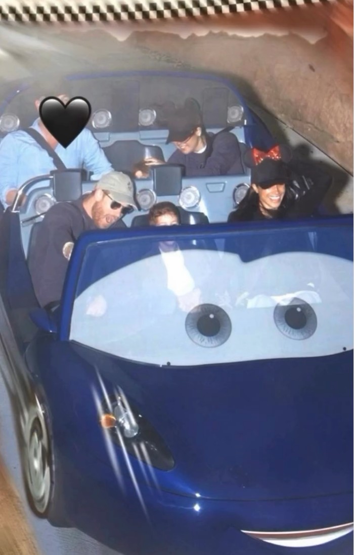 Pangeran Harry dan Meghan Markle di Disneyland.