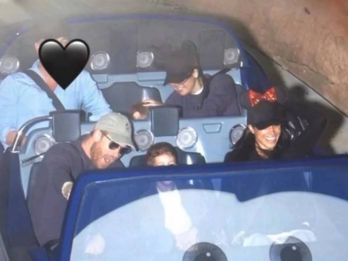 Pangeran Harry dan Meghan Markle di Disneyland.