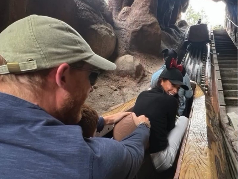 Pangeran Harry dan Meghan Markle di Disneyland.