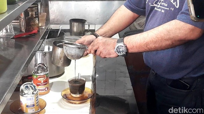Pemilik Warkop 'Koboi' meyeduh kopi pesanan pelanggan (Nizar Aldi/detikcom) Pemilik Warkop 'Koboi' meyeduh kopi pesanan pelanggan (Nizar Aldi/detikcom)