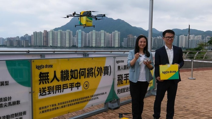 HONG KONG, CHINA - JUNE 06: Meituan vice president Mao Yinian (L) communicates with Hong Kong's Secretary for Development Michael Wong Wai-lun as Meituan Keeta Drone officially launches its first delivery route on June 6, 2025 in Hong Kong, China. The first delivery route starts from Hong Kong Science Park in Sha Tin and ends at Ma On Shan Promenade, which costs about 5 minutes. (Photo by Chen Yongnuo/China News Service/VCG via Getty Images)