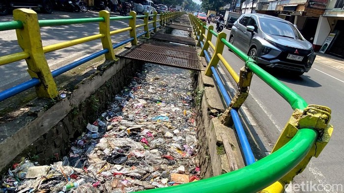 Penampakan sampah di aliran sungai yang ada di Jalan Leuwipanjang, Kota Bandung