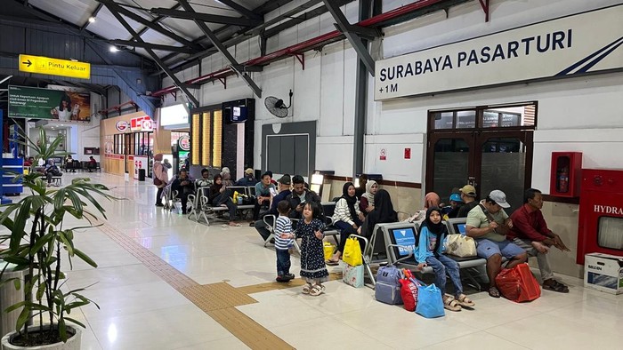 Penumpang di stasiun Daop 8 Surabaya saat libur panjang Idul Adha