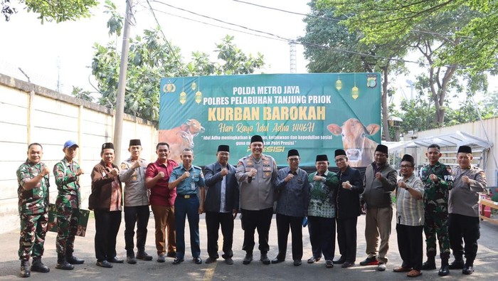 Penyerahan hewan kurban Idul Adha 1446 hijriah oleh Polres Pelabuhan Tanjung Priok kepada ormas keagamaan, tokoh adat, tokoh masyarakat serta TNI.