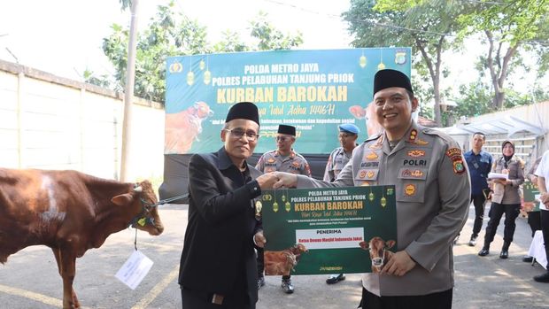 Penyerahan hewan kurban Idul Adha 1446 hijriah oleh Polres Pelabuhan Tanjung Priok kepada ormas keagamaan, tokoh adat, tokoh masyarakat serta TNI.