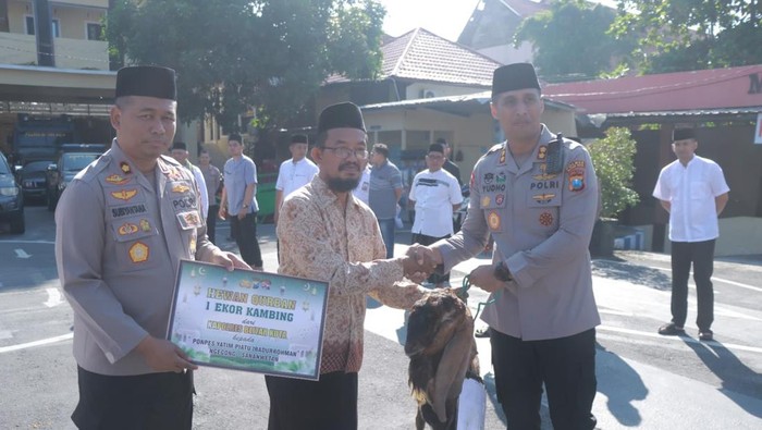 Penyerahan hewan kurban oleh Kapolres Blitar Kota AKBP Titus Yudho Uly