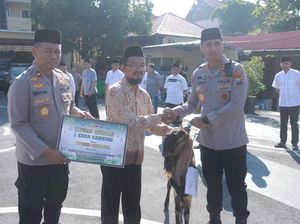 Kapolres Blitar Kota Bagikan 4 Sapi-16 Kambing saat Idul Adha
