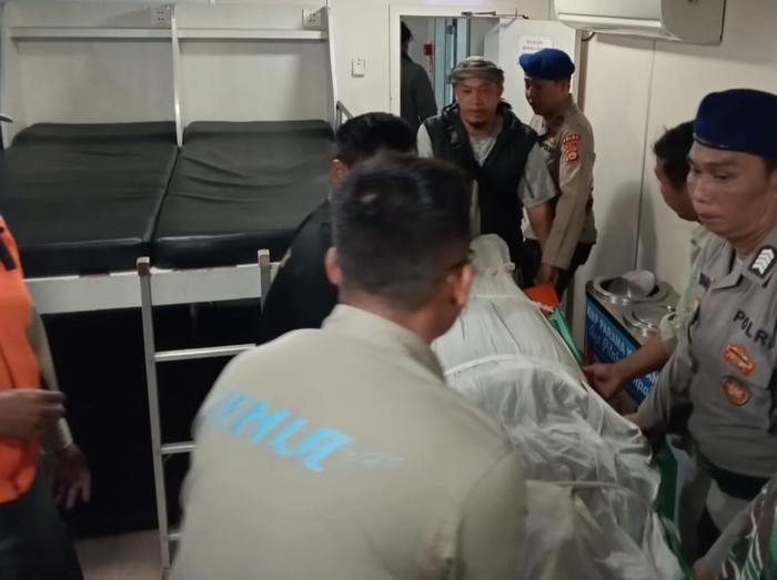 Petugas mengevakuasi jenazah remaja yang meninggal di kapal