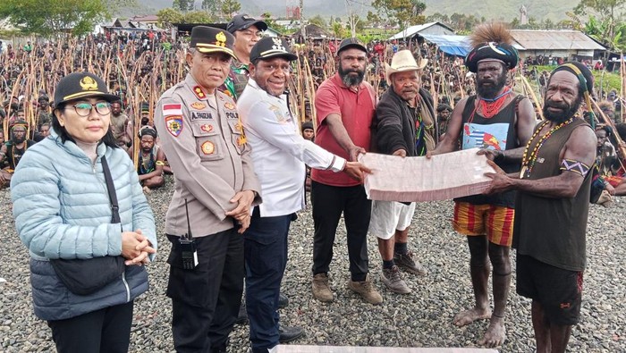 Pj Bupati Puncak Jaya Yopi Murib menyerahkan bantuan Rp 10 miliar untuk proses ritual ada mendamaikan 2 kelompok yang terlibat bentrokan.