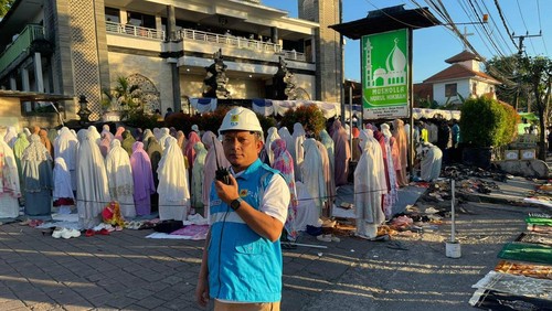 Petugas PLN saat melakukan koordinasi pengamanan kelistrikan di saat jemaah sedang salat Idul Adha 1446 H, Jumat (6/6/2025) di Bali.