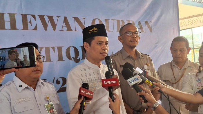 Plt Imam Besar Masjid Istiqlal, Mulawarman Hannase (tengah)