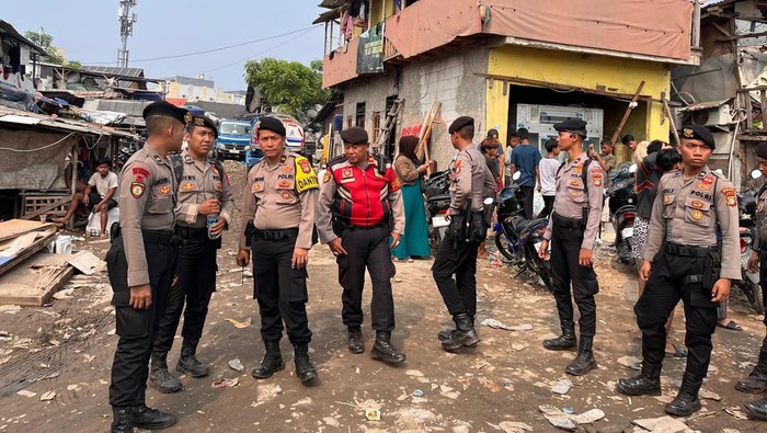 Polda Metro Jaya mengerahkan personel untuk membantu pengamanan lokasi kebakaran dan mengawal distribusi bantuan korban kebakaran di Penjaringan, Jakarta Utara.