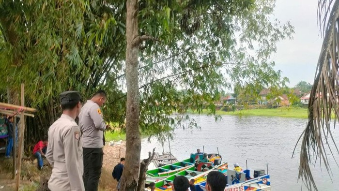 Polisi bersama BPBD dan Dinas Perhubungan memberikan imbauan kepada pengemudi speedboat