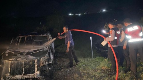 Polisi melakukan olah TKP pembakaran mobil di wilayah Banjar Sental Kangin, Desa Ped, Kecamatan Nusa Penida, Klungkung, Bali. (Foto: Polsek Nusa Penida)