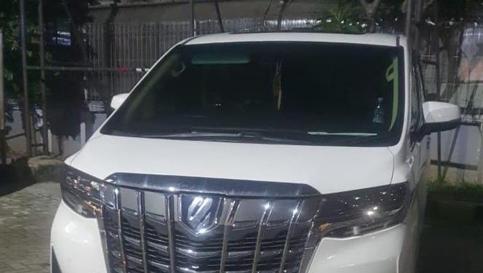 Polisi membongkar kasus penggelapan mobil rental di kawasan Rawalumbu, Kota Bekasi, Jawa Barat.
