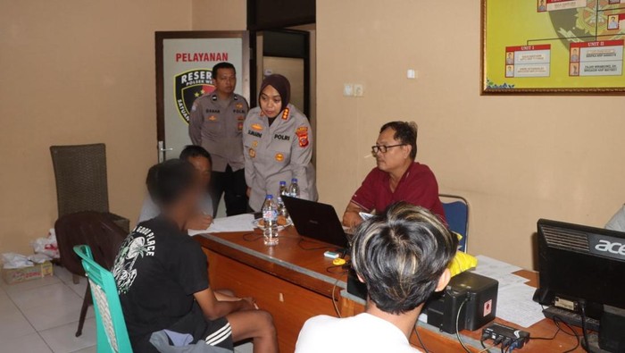 Polisi saat menginterogasi geng motor di Cirebon