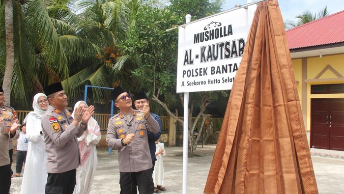 Polres Bengkalis dan Polsek Bantan melakukan peresmian musala hingga pemotongan hewan kurban pada momen perayaan Idul Adha 1446 Hijriah ini. (dok Polres Bengkalis)