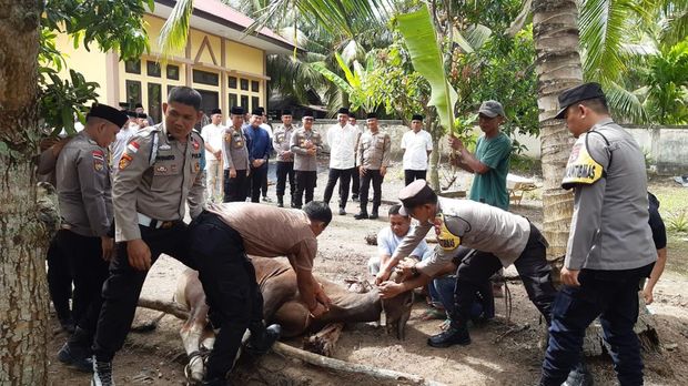 Polres Bengkalis dan Polsek Bantan melakukan peresmian musala hingga pemotongan hewan kurban pada momen perayaan Idul Adha 1446 Hijriah ini. (dok Polres Bengkalis)