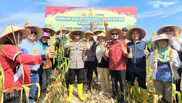 Polres Bengkalis, Riau melaksanakan panen 2 ton jagung.