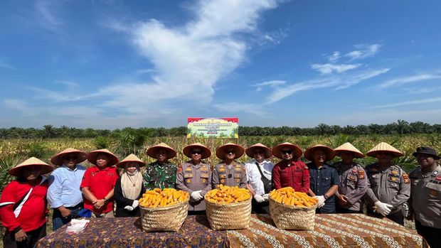 Polres Bengkalis, Riau melaksanakan panen 2 ton jagung.