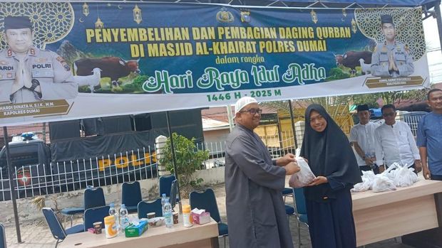Polres Dumai, Riau menyalurkan daging kurban di Momen Idul Adha 1446 H.