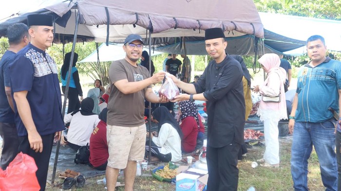 Polres Kuansing, Riau mendistribusikan 450 paket daging kurban kepada PHL hingga warga.