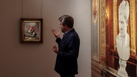 Salah satu karya seni yang menarik perhatian adalah lukisan ‘Napoleon at the Saint-Bernard Pass’ karya Jacques-Louis David. Lukisan heroik ini memperlihatkan sosok Napoleon dalam pose kepemimpinan yang ikonik, semakin menambah nilai historis dari acara lelang yang dinanti ini. (REUTERS/Tyrone Siu)