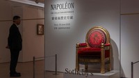 Sotheby’s juga memamerkan takhta Napoleon yang dijaga ketat oleh petugas keamanan. Takhta ini menjadi simbol kekuasaan dan kejayaan sang pemimpin Prancis yang terkenal akan strategi perangnya. (REUTERS/Tyrone Siu)