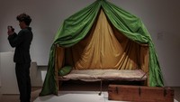 Berbagai peninggalan milik Napoleon Bonaparte dipamerkan jelang pelelangan oleh rumah lelang Sotheby’s di Hong Kong, 23 Mei 2025. Koleksi tersebut menarik perhatian para kolektor dan penikmat sejarah dari berbagai belahan dunia. (REUTERS/Tyrone Siu)