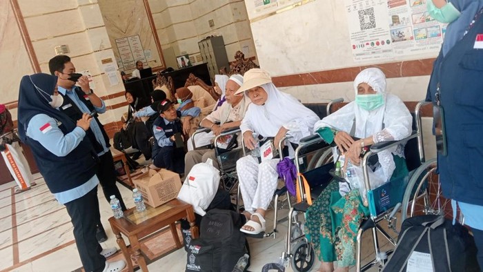 Proses membawa jemaah lansia untuk mengikuti safari wukuf (dok. Media Center Haji)