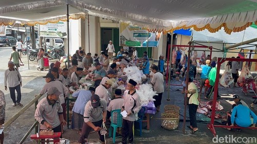 Proses pembagian daging kurban di Masjid Jami Al-Umary, Kelurahan Kelayu Selatan, Kecamatan Selong, Lombok Timur, NTB, Sabtu (7/6/2025). (Foto: Sanusi Ardi/detikBali)