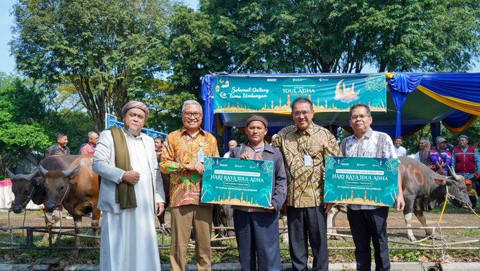 Pusri menyerahkan hewan kurban kepada pihak masjid dan musala di Kampung Sehati.