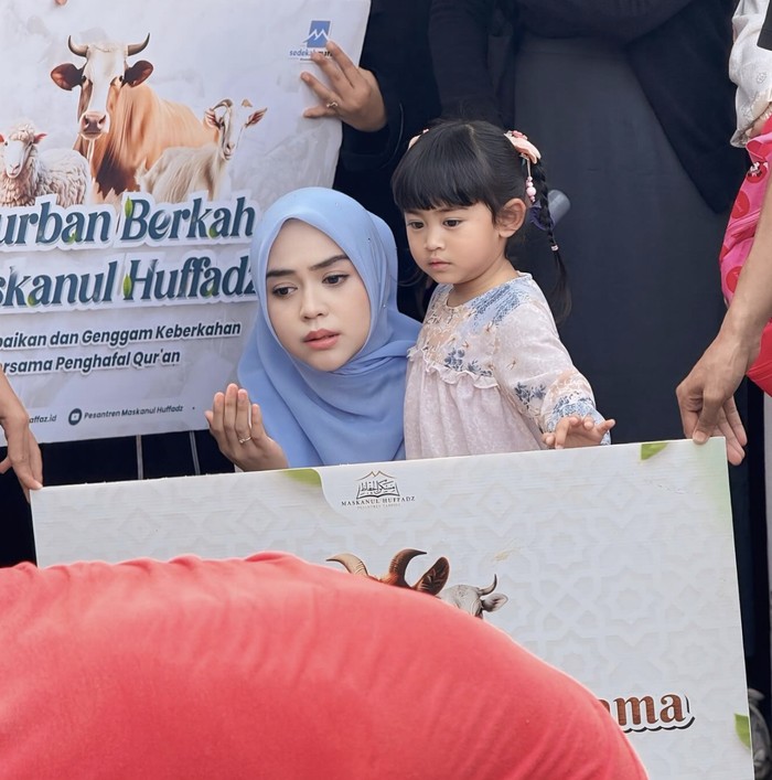 Ria Ricis dan Moana Saksikan Proses Penyembelihan Kurban Sapi Miliknya Ria Ricis dan Moana Saksikan Proses Penyembelihan Kurban Sapi Miliknya