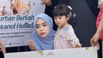 Ria Ricis dan Moana Saksikan Proses Penyembelihan Kurban Sapi Miliknya