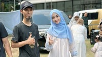Ibu 1 anak ini tampak berbaur dengan para panitia kurban dan masyarakat yang sedang gotong royong menyelenggarakan proses penyembelihan. Foto: Instagram riaricis1795