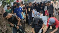 Pemilik lebih dari 36 juta followers Instagram itu terlihat duduk jongkok dengan ekspresi terharu melihat sapinya bakal disembelih. Foto: Instagram riaricis1795