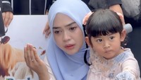 Matanya bahkan berkaca-kaca ketika turut mendoakan sapi miliknya disembelih. Ia mengatakan ingin sekaligus mengajarkan pada Moana soal hikmah dibalik kurban. Foto: Instagram riaricis1795