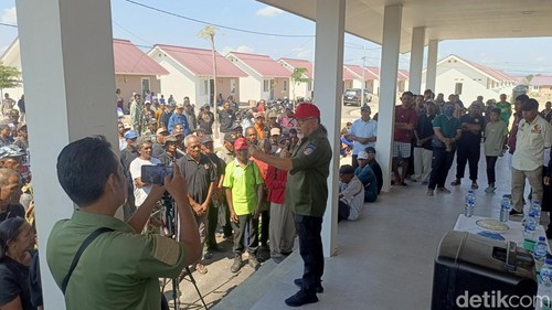 Para eks pejuang Timtim di lokasi rumah bantuan di Kupang, Sabtu (7/6/2025).