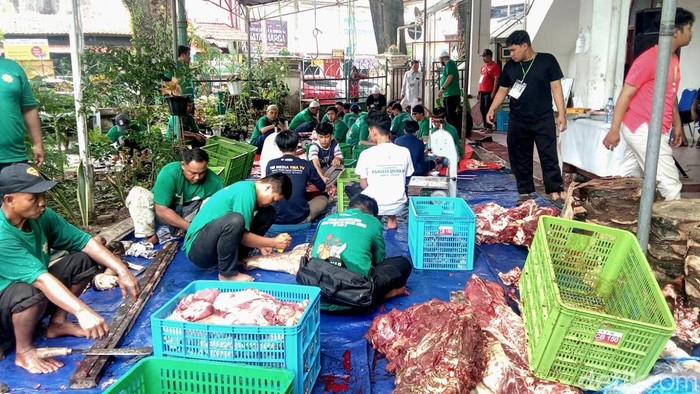 Saat panitia kurban di Masjid Agung Palembang melakukan pemotongan hewan kurban