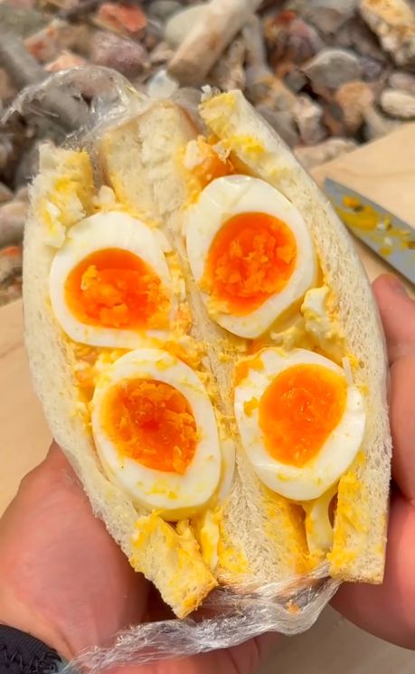 pria rebus telur di mata air panas lalu dijadikan kreasi sandwich