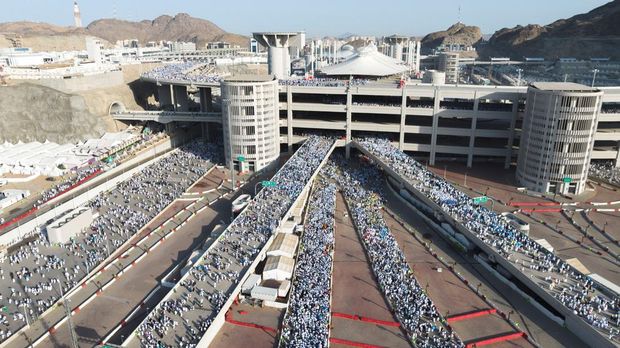 Jemaah haji berjalan untuk melemparkan batu ke sebuah pilar yang melambangkan Setan, selama ibadah haji tahunan di Mina, Arab Saudi, 6 Juni 2025. Saudi Press Agency/Handout via REUTERS