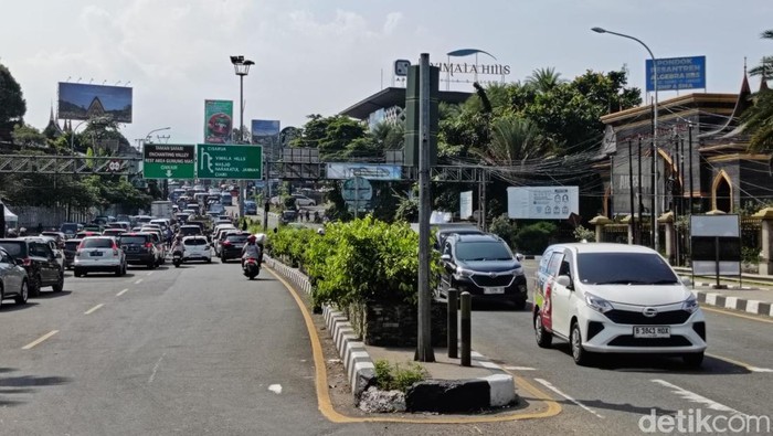 Sebanyak 20 ribu kendaraan melintas di Jalan Raya Puncak, Bogor, Jawa Barat, siang ini. Jumlah tersebut akumulasi kendaraan yang naik dan yang turun. (Rizky AM/detikcom)