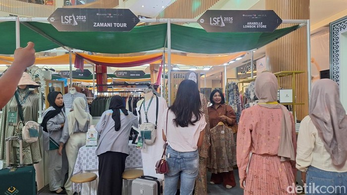 Sejumlah pengunjung berbelanja di salah satu stan fesyen Lombok Sharia Festival (LSF) yang digelar di Lombok Epicentrum Mall, Sabtu (7/6/2025).  (Foto: Nathea Citra/detikBali)