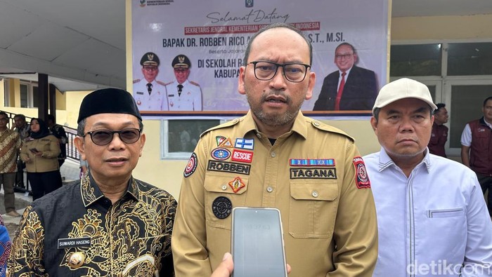 Sekjen Kemensos RI Robben Rico meninjau kesiapan sekolah rakyat di Kabupaten Soppeng. Agung Pramono/detikSulsel.